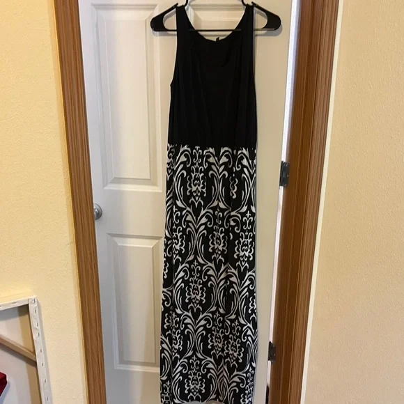 Elegant Black and White Maxi Dress - Picture 1 of 3